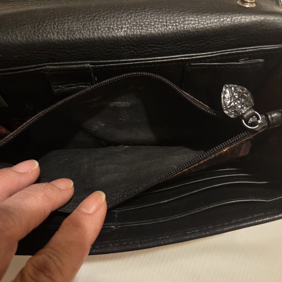 Brigbton/VT/Elegant Black Crocodile-Embossed Chain Bag. - Picture 7 of 10